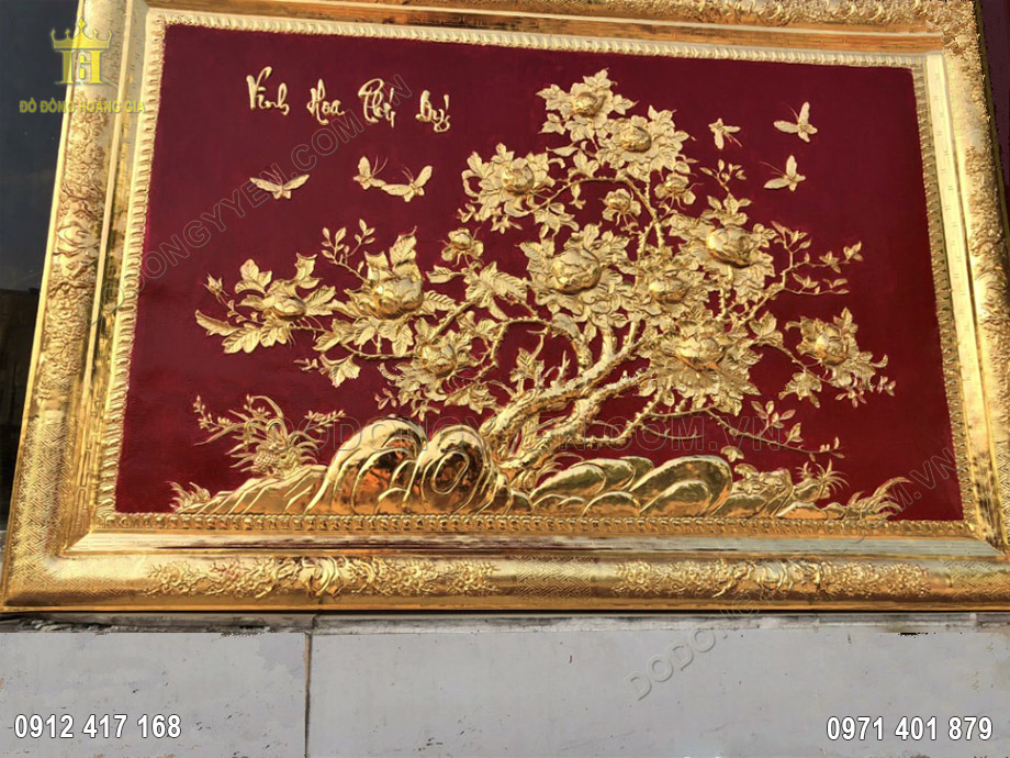 Sản phẩm chạm thúc tỉ mỉ hình ảnh cây hoa mẫu đơn khoe sắc từ tấm đồng vàng dày 8 rem, mạ vàng 24K